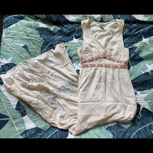 Maxi lace dress with threaded detailing